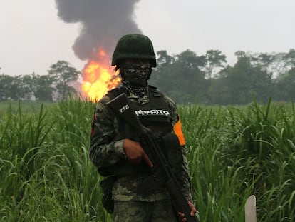 Un elemento del Ejército mexicano resguarda la zona de una explosión en Tabasco, el 7 de octubre de 2022.