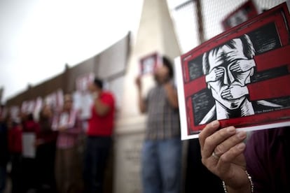 Periodistas mexicanos protestan cerca de Tijuana contra la violencia contra el gremio.