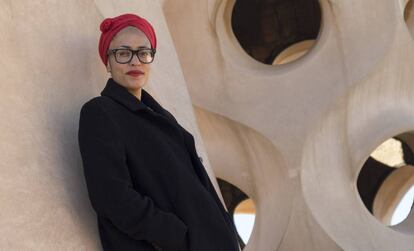 La británica Zadie Smith, retratada en La Pedrera (Barcelona) en 2017, publica un ensayo sobre la pandemia. 