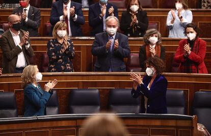 La vicepresidenta tercera del Gobierno, Nadia Calviño, la ministra de Hacienda y portavoz del Gobierno, María Jesús Montero, la diputada del PSOE Magdalena Valerio y la Secretaria Ejecutiva de Sanidad y Consumo en el PSOE, María Luisa Carcedo, aplauden tras la aprobación de los Presupuestos Generales del Estado.