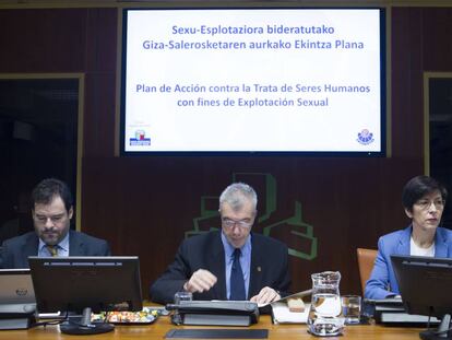 La consejera de Seguridad Beltrán de Heredia explica en el Parlamento el plan contra la trata de seres humanos.