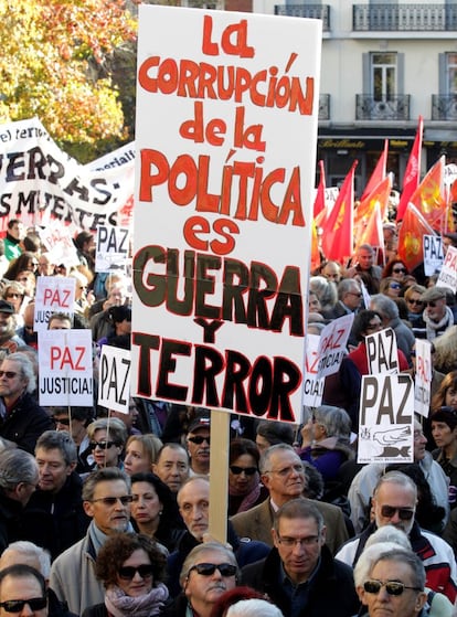 Carteles a favor de la Paz y contra la guerra y el terrorismo durante la manifestación en Madrid.