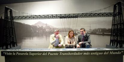 Los organizadores de la exposición posan junto a la maqueta del Puente Bizkaia. 