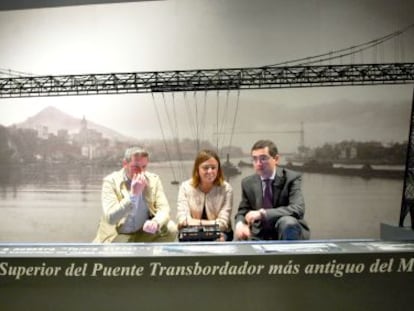 Los organizadores de la exposición posan junto a la maqueta del Puente Bizkaia.