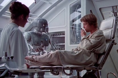 La paleta de colores del vestuario de Skywalker se mueve de los tonos oscuros a los más claros para simbolizar la lucha entre el bien y el mal. El arco argumental del personaje en los tres primeros filmes es una muestra de ello: viajando desde el virginal look de la primera entrega hasta el estilismo total black de El retorno del Jedi. Así vestían los pacientes hace mucho tiempo en una galaxia muy, muy lejana.