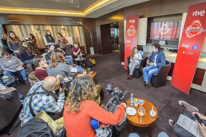 Esther y Pepe Rodríguez en la rueda de prensa tras el triunfo de la primera en 'MasterChef Junior'.