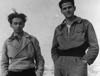 Primo Levi (izquieda) junto a Alberto Salmoni.