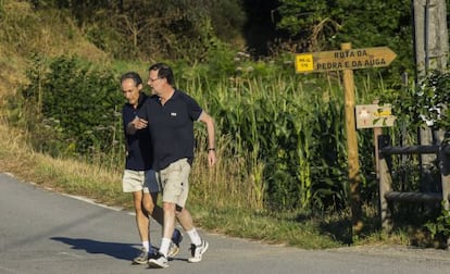 El presidente del Gobierno Marinao Rajoy acompa&ntilde;ado por el marido de Ana Pastor, Jos&eacute; Benito Su&aacute;rez, en Pontevedra.