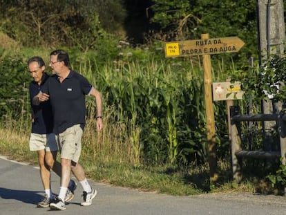 El presidente del Gobierno Marinao Rajoy acompa&ntilde;ado por el marido de Ana Pastor, Jos&eacute; Benito Su&aacute;rez, en Pontevedra.