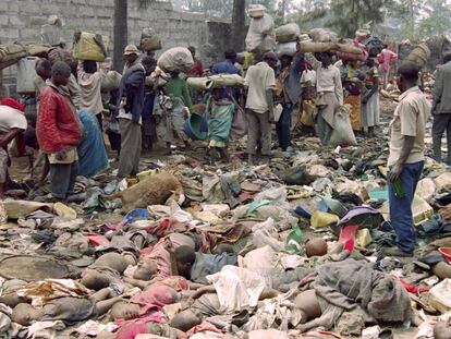 Refugiados ruandeses en Goma y cadáveres apilados.