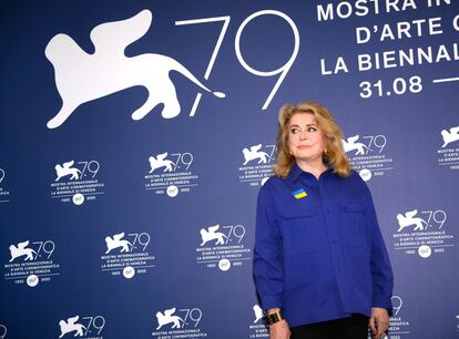 La actriz francesa de 78 años acudió al Festival de Venecia para recoger el premio en reconocimiento a toda su carrera. Aseguró, en rueda de prensa, que a su edad “es mucho mejor estar en Europa que en América” porque hay mejores papeles.