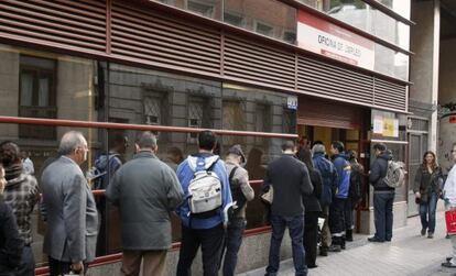 Cola en el exterior de la oficina del INEM en la calle Evaristo San Miguel, en Madrid.
