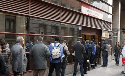 Cola en el exterior de la oficina del INEM en la calle Evaristo San Miguel, en Madrid. 