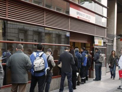 Cola en el exterior de la oficina del INEM en la calle Evaristo San Miguel, en Madrid. 
