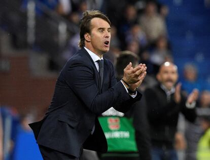 Julen Lopetegui anima a sus jugadores desde la banda.