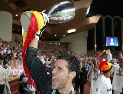 Palop levanta la Supercopa de Europa de 2006, ganada al Bar&ccedil;a.