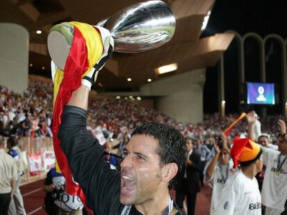 Palop levanta la Supercopa de Europa de 2006, ganada al Bar&ccedil;a.