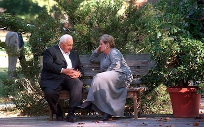 25 de outubro de 1998. A secretária de Estado norte-americana, Madeleine Albright, conversa com o ministro de Exteriores, Ariel Sharon, durante as negociações em Wye Plantation, com os palestinos.