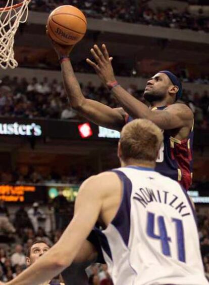 LeBron James, de los Cavaliers de Cleveland, encara la canasta.