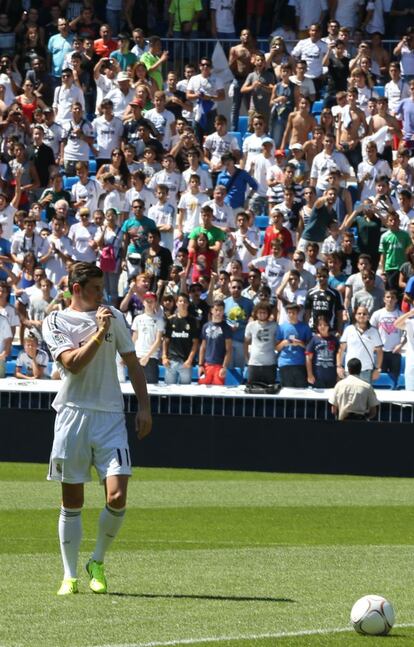 Bale besa el escudo del Real Madrid.