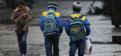 Unos ni&ntilde;os caminan por las calles de Damasco el pasado lunes.