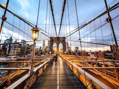 Atardecer en el puente de Brooklyn, en Nueva York, frente a Lower Manhattan. 