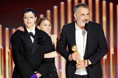 Emma D'Arcy, Milly Alcock y Miguel Sapochnik recogen el premio a la mejor serie dramática para 'La casa del dragón'.