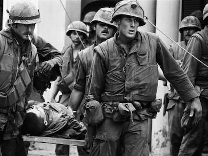 Marines transporten un soldat ferit al Vietnam el 1963.