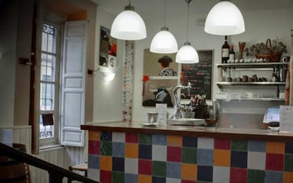Taberna gastronómica a la entrada del restaurante Canela en Rama, en Linares (Jaén).