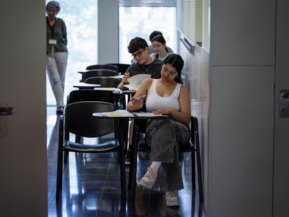 En la imagen, estudiantes realizan el primer examen de la selectividad en la facultad de Derecho de la Universidad de Barcelona (UB).