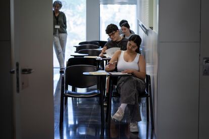 En la imagen, estudiantes realizan el primer examen de la selectividad en la facultad de Derecho de la Universidad de Barcelona (UB).