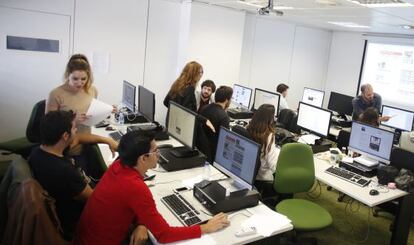 Alumnos de la 29ª promoción del máster trabajan en un diario digital.