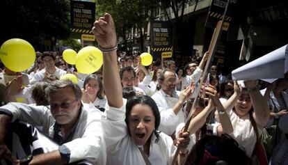 Cientos de médicos se manifiestan el martes ante el ministerio de Sanidad portugués en Lisboa en contra de los recortes.