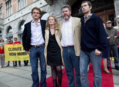 Los activistas de Greenpeace (de izda a dcha) Joris Thijssen, Nora Christensen, el español Juan Lopez de Uralde y Christian Schmutz a su salida de los juzgados de Copenhague, Dinamarca.