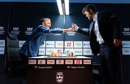 Kariakin and Carlsen greet each other in Stavanger at the start of a 2021 game.