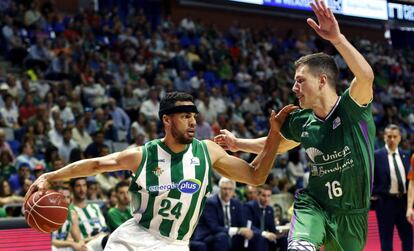 Nedovic (16) intenta frenar a Lockett (24).