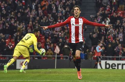 Sabin Merino celebra el tercer gol del Athletic ante el Betis.