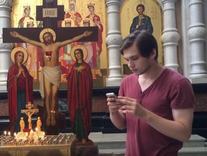 Rusl&aacute;n Sokolovski juega a Pok&eacute;mon Go en la catedral en un v&iacute;deo difundido en Youtube.