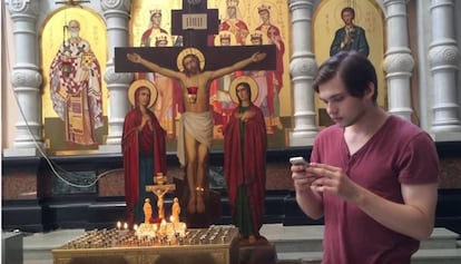 Ruslán Sokolovski juega a Pokémon Go en la catedral en un vídeo difundido en Youtube.
