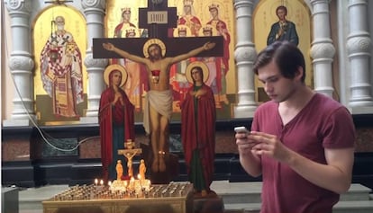 Rusl&aacute;n Sokolovski juega a Pok&eacute;mon Go en la catedral en un v&iacute;deo difundido en Youtube.