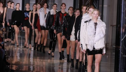 Carrusel final del desfile de Anthony Vaccarello en la semana de la moda de París.