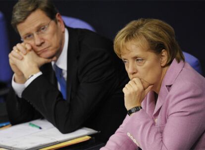 Merkel y el ministro de Exteriores, Westerwelle, en el Parlamento.