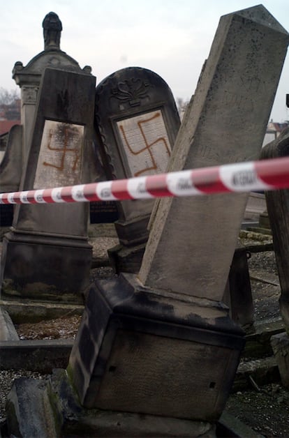 Una treintena de tumbas del cementerio judío de Estrasburgo (Francia) han aparecido profanadas con símbolos nazis. Un total de 18 de las tumbas han sido marcadas con esvásticas, mientras que otras 13 criptas fueron volcadas, indicó Patrick, Russel, comisario responsable de la seguridad del departamento de Bas-Rhin, al noreste de Francia, quien ha explicado que un guarda del cementerio dio la alarma.