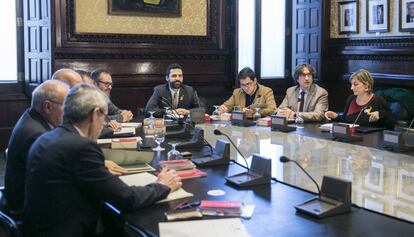 Reunió de la Mesa del Parlament presidida per Roger Torrent.