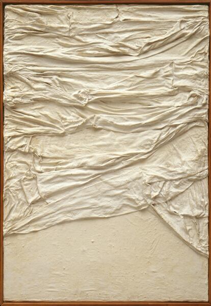 Tela y gesso sobre lienzo, de Piero Manzoni. 70,5 x 50,2 cm. 1958-59. Donación, Estate of Geraldine Spreckels Fuller.