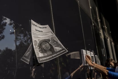 Fotografías de mujeres víctimas de feminicidios son colocados en la fachada de la Fiscalía General de la República en Ciudad de México.