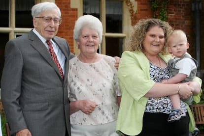 El doctor Robert Edwards, junto a Lesley Brown y Louise Brown, que sostiene a su hijo.