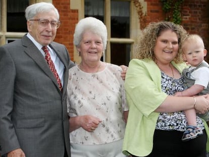 El doctor Robert Edwards, junto a Lesley Brown y Louise Brown, que sostiene a su hijo.