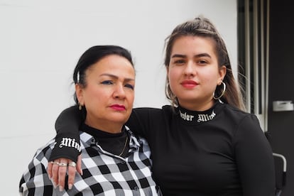 Luz Marina Reina y Brenda Ceballos son madre e hija. Ambas nacieron en Cali, Colombia, donde Reina tenía una peluquería en su casa. El negocio iba bien, hasta que un día un hombre se acercó y la extorsionó. Le dijeron que, si no pagaba, se llevarían a su hija Brenda. Reina tuvo que cerrar la peluquería, pidió un préstamo al banco, y en agosto de 2023 volaron juntas a España.