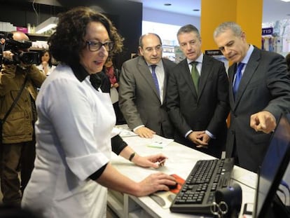 El 'lehendakari', en el centro, comprueba el funcionamiento de la receta electrónica.